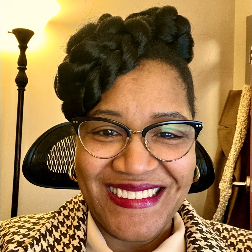 Meet your Posher, Momica